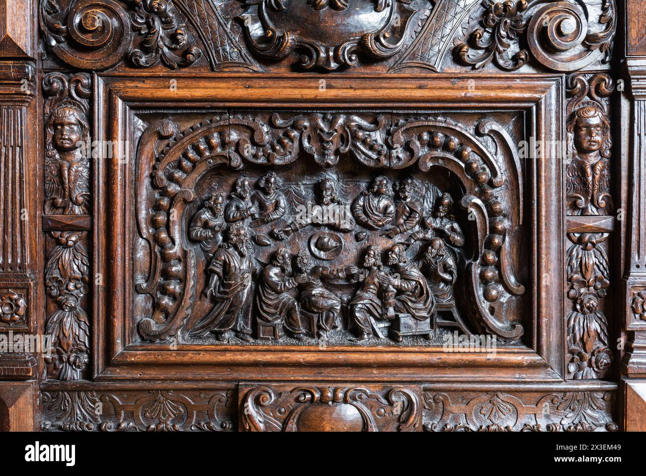 Pedana in legno intagliato nella Speke Hall, residenza Tudor del National Trust di grado i, Liverpool, Inghilterra, Regno Unito. Foto Stock