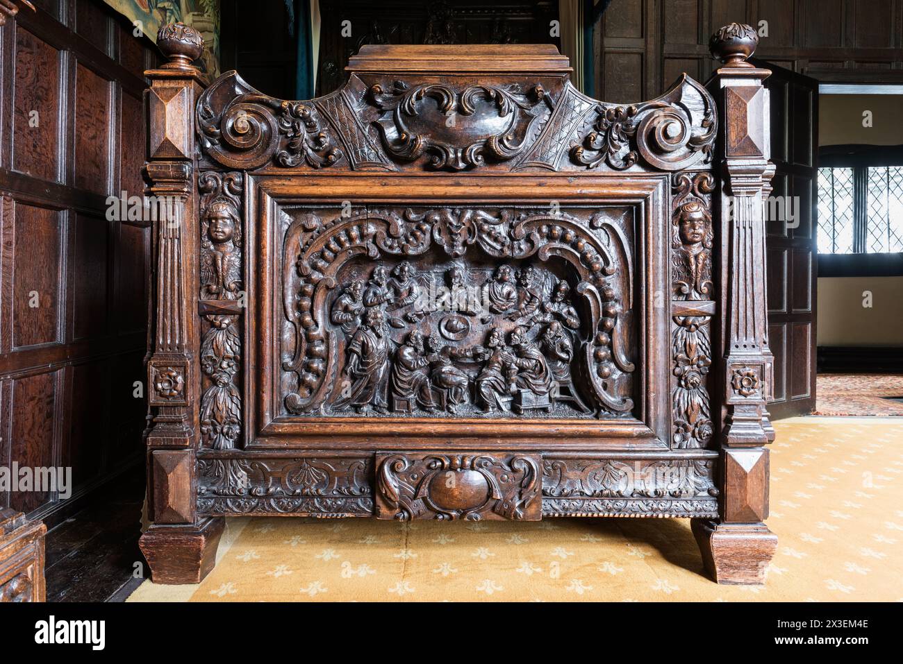Pedana in legno intagliato nella Speke Hall, residenza Tudor del National Trust di grado i, Liverpool, Inghilterra, Regno Unito. Foto Stock