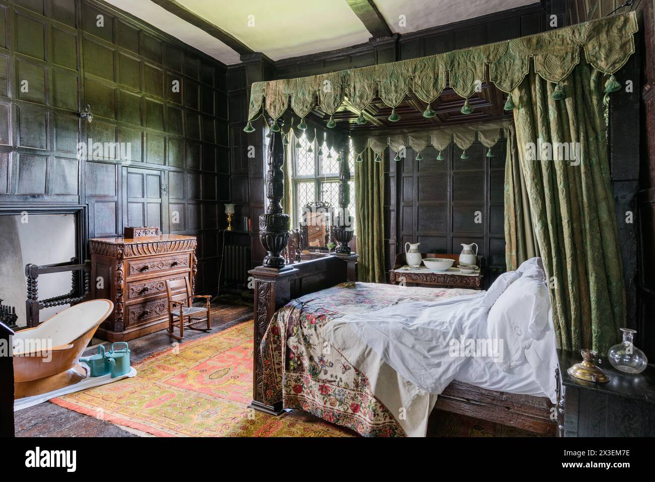 Antico letto a baldacchino nella Speke Hall, residenza Tudor del National Trust di grado i, Liverpool, Inghilterra, Regno Unito. Foto Stock