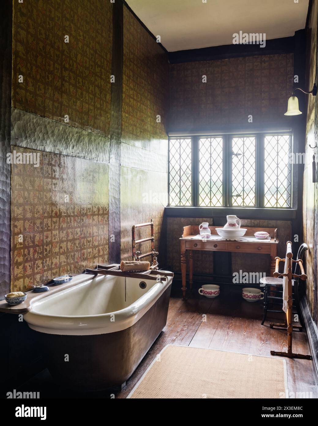 Vasca da bagno e lavabo presso la Speke Hall, residenza Tudor del National Trust di grado i, Liverpool, Inghilterra, Regno Unito. Foto Stock