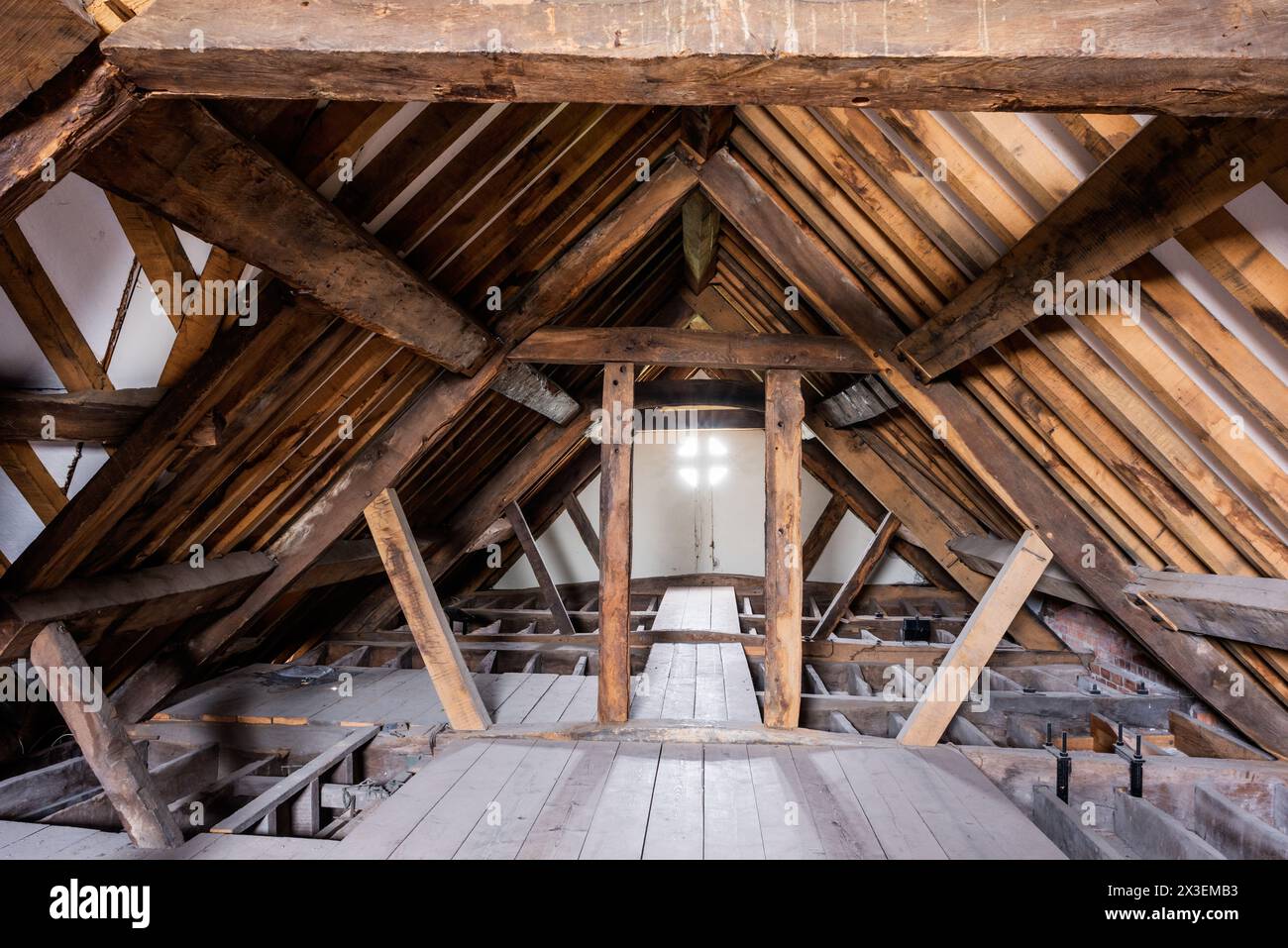 Architettura a soffitto con cornici in legno nella Speke Hall. Residenza Tudor del National Trust di grado i, Liverpool, Inghilterra, Regno Unito. Foto Stock