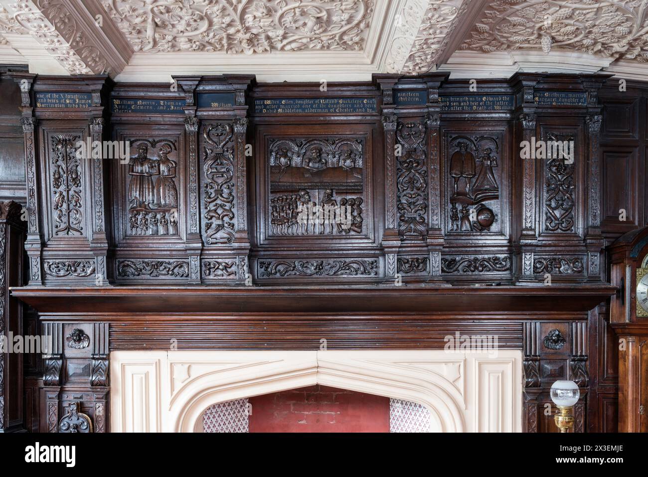 Architrave in legno intagliato a Speke Hall, residenza Tudor del National Trust di grado i, Liverpool, Inghilterra, Regno Unito. Foto Stock