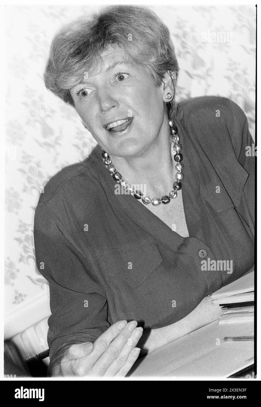 ANN TAYLOR MP, HOUSES OF PARLIAMENT OFFICE, 1993: A Young portrait of Ann Taylor, Baronessa Taylor di Bolton, fotografata per essere intervistata nel suo ruolo di Segretario di Stato ombra del Partito Laburista per l'istruzione nelle Houses of Parliament, Londra, Enlgand, Regno Unito il 15 novembre 1993. Foto: Rob Watkins. INFO: Baronessa Ann Taylor, una politica laburista britannica, nata il 2 luglio 1947 a Bolton, in Inghilterra, è stata membro del Parlamento per Dewsbury dal 1974 al 2005. Ha ricoperto numerose posizioni ministeriali, tra cui Capo Whip e Capo della camera dei comuni, ed è stata elevata alla camera dei Lord. Foto Stock