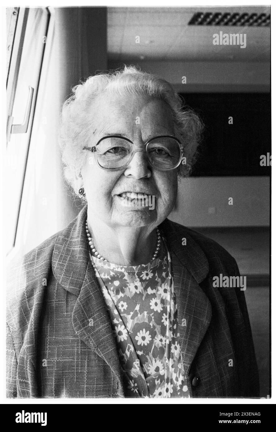 BARONESSA WHITE, POLITICA PIONIERISTICA, 1995: Pionieristica donna politica del Partito Laburista Eirene White, baronessa White (1909-1999) fotografata durante una cerimonia di premiazione alla Cardiff University Students' Union il 7 giugno 1995. Foto: Rob Watkins. INFO: La baronessa Eirene White, una politica laburista britannica nata nel 1909, è stata una figura di spicco nella politica gallese e britannica del dopoguerra. Come deputata al Parlamento per 20 anni (1950-1970) e successivamente come pari a vita, ha sostenuto cause progressiste, in particolare il benessere sociale e i diritti delle donne, lasciando un impatto duraturo sulla società britannica. Foto Stock
