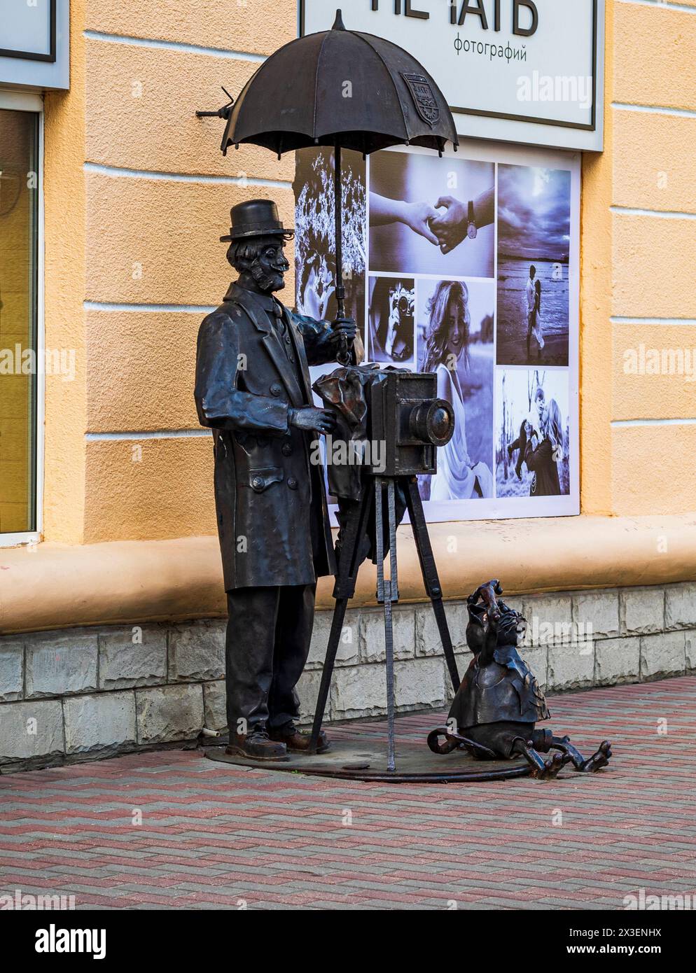 Brest, Bielorussia - 03.03.3024 - divertente scultura del fotografo di fronte allo studio fotografico Foto Stock