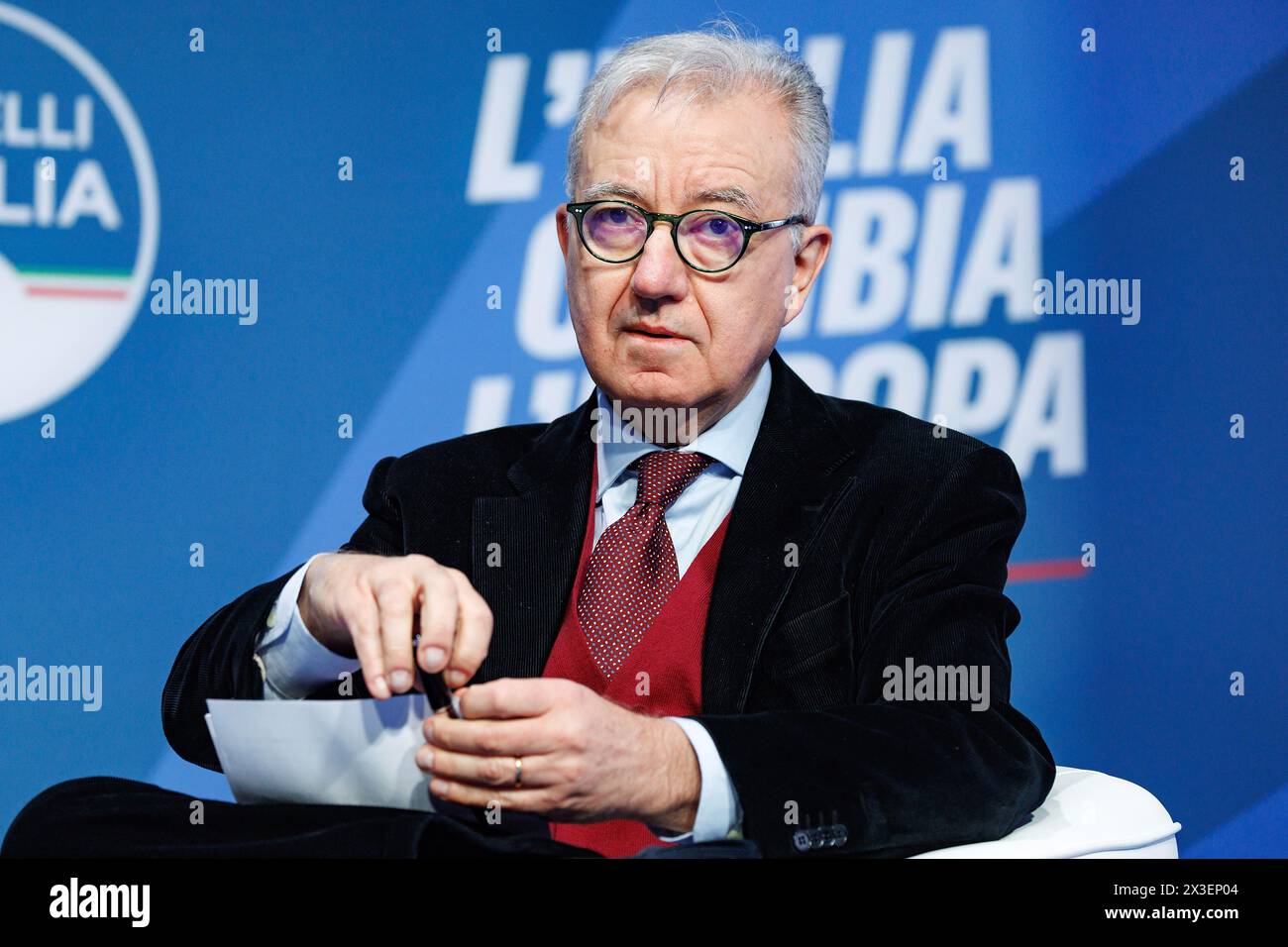 Pescara, Italia. 26 aprile 2024. Il sottosegretario alla presidenza del Consiglio Alfredo Mantovano durante la Conferenza programmatica di Fratelli d'Italia a Pescara, Venerd&#xec;, 26 aprile 2024 (foto Roberto Monaldo/LaPresse) Sottosegretario alla presidenza del Consiglio Alfredo Mantovano durante la conferenza programmatica dei Fratelli d'Italia a Pescara, venerdì 26 aprile 2024 (foto di Roberto Monaldo/LaPresse) credito: LaPresse/Alamy Live News Foto Stock