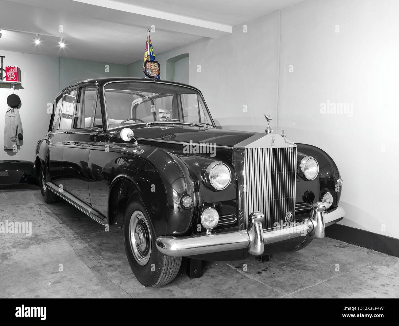 Rolls Royce Phantom, usata dalla regina Elisabetta II tra il 1961 e il 2002, in un garage presso la residenza reale di campagna di re Carlo III Foto Stock