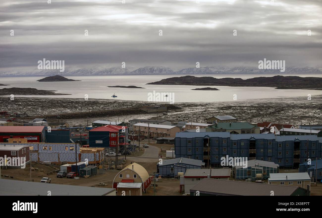 Una vista della Baia di Frobisher dalla città di Iqaluit, capitale del territorio canadese settentrionale del Nunavut. La città è la più settentrionale del paese. Foto Stock