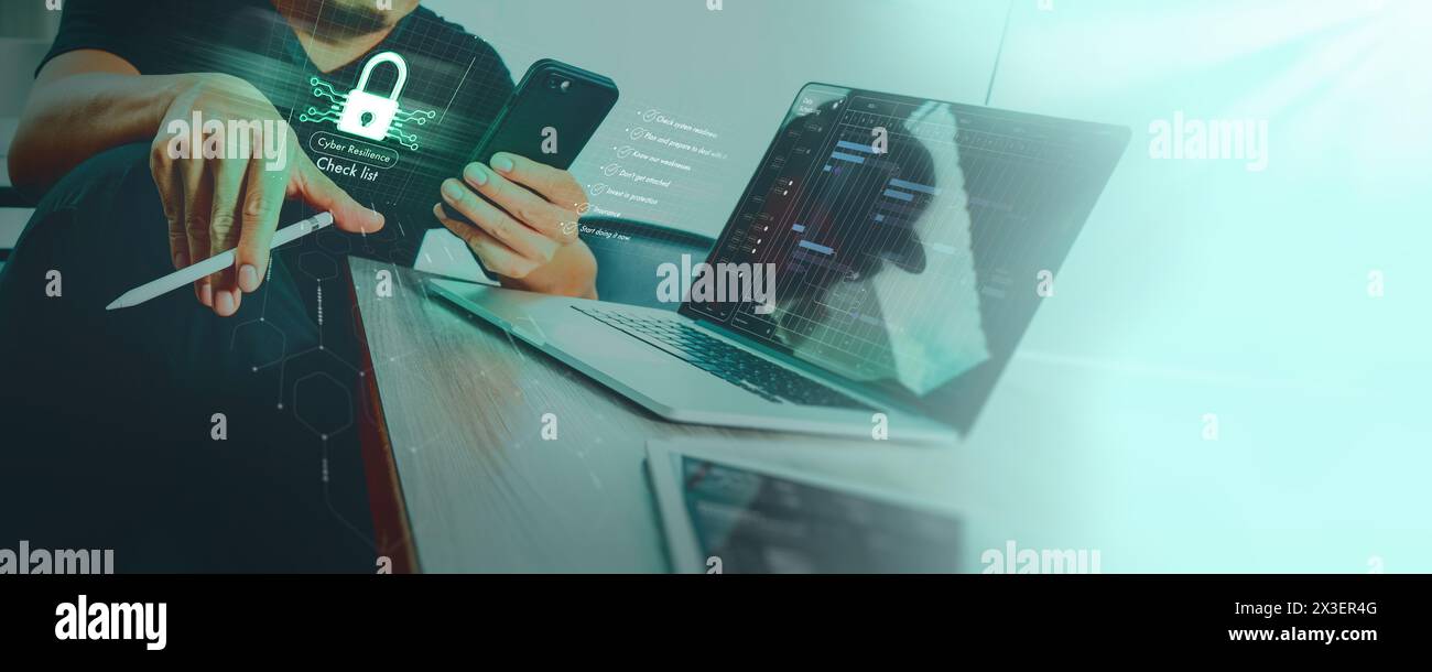 Computer Security Manager Working smartphone study Lista di controllo per LA RESILIENZA INFORMATICA per la sicurezza di rete aziendale in background in ufficio. Foto Stock