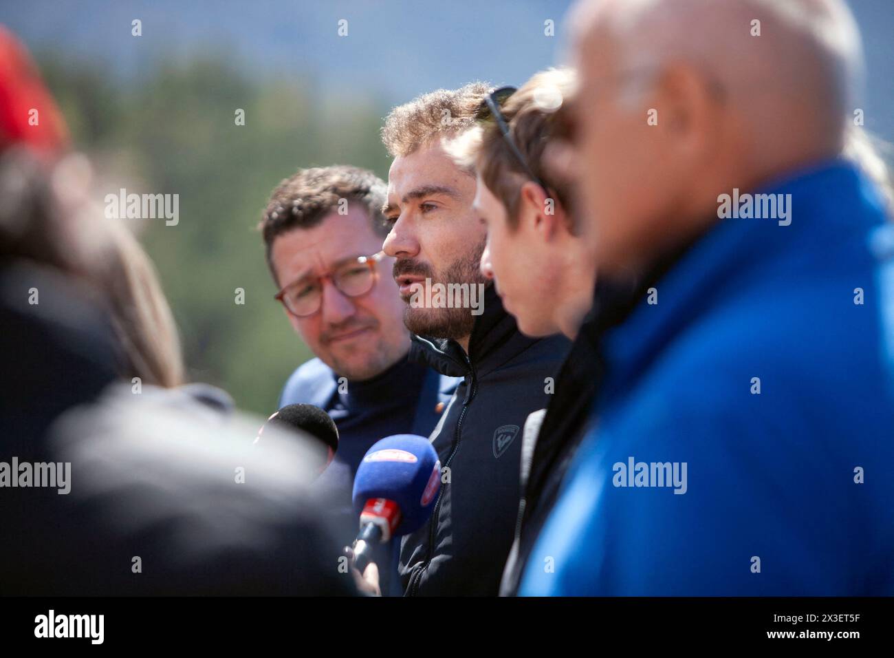 Villeneuve la Salle, Francia. 24 aprile 2024. Ritratto di Cyprien Sarrazin durante la conferenza stampa, Francia, Hautes-Alpes, Briancon, 24 aprile, 2024. la futura commissione ospitante del Comitato Olimpico Internazionale (CIO) visita le infrastrutture che dovrebbero ospitare gli eventi di freestyle e snowboard a Serre-Chevalier. Foto di Thibaut Durand/ABACAPRESS.COM credito: Abaca Press/Alamy Live News Foto Stock