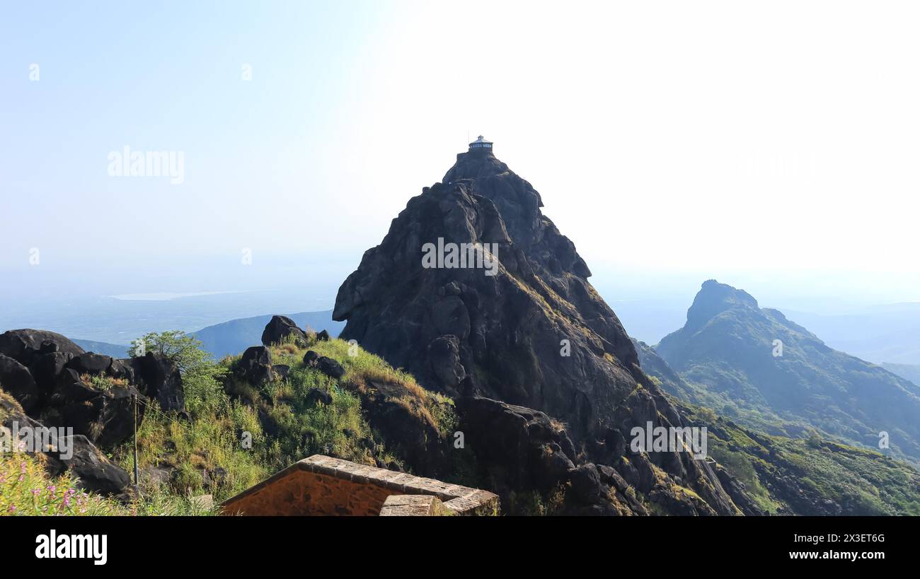 Splendida vista delle colline di Girnar e del Tempio Shri Guru Dattatraya, Girnar, Junagarh, Gujarat, India. Jain Pilgrimage. Foto Stock