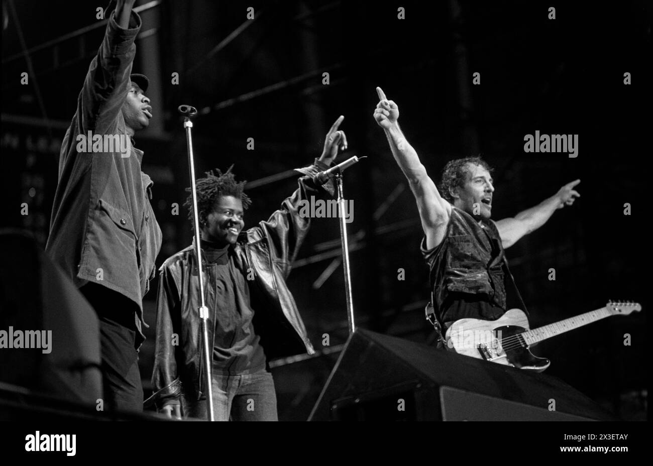 Youssou N'Dour, Tracy Chapman e Bruce Springsteen si esibiscono durante Amnesty International a Oakland, California nel 1988 Credit: Ross Pelton/MediaPunch Foto Stock