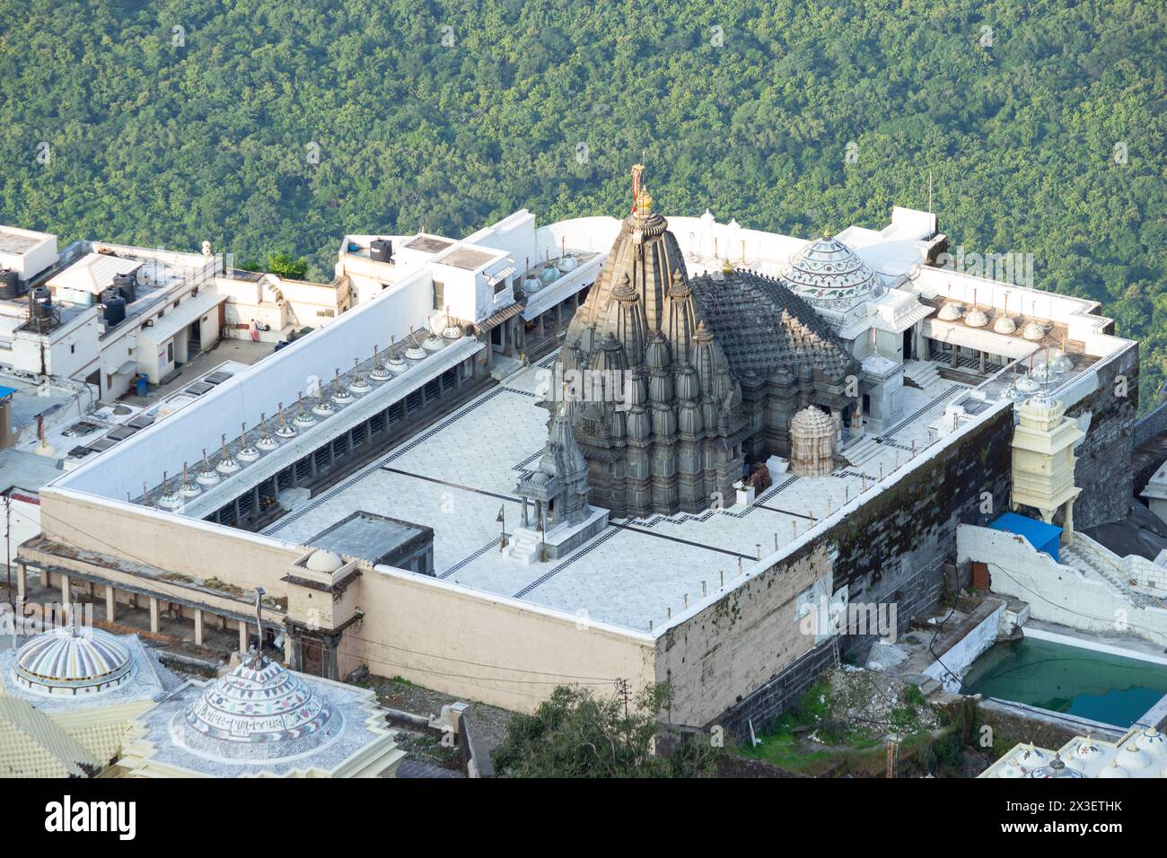 Splendida vista dall'alto di Girnar Neminath Shwetambar Jain Tirth, pellegrinaggio giainista, costruito per la prima volta nel 250 a.C. Girnar Hills, Junagarh, Gujarat, India. Foto Stock