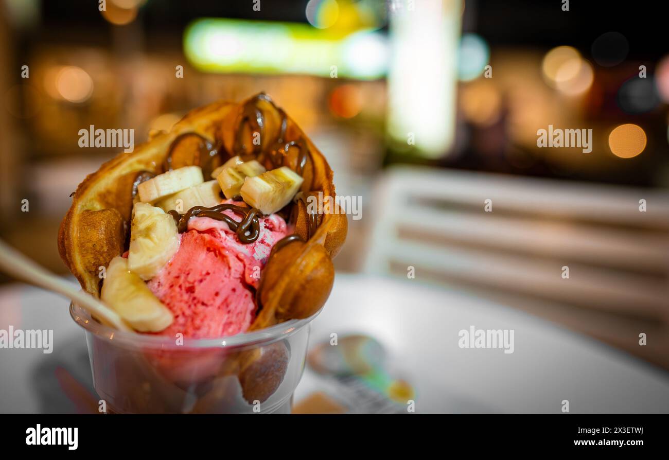 Waffle con gelato ripieno di cioccolato. Foto Stock