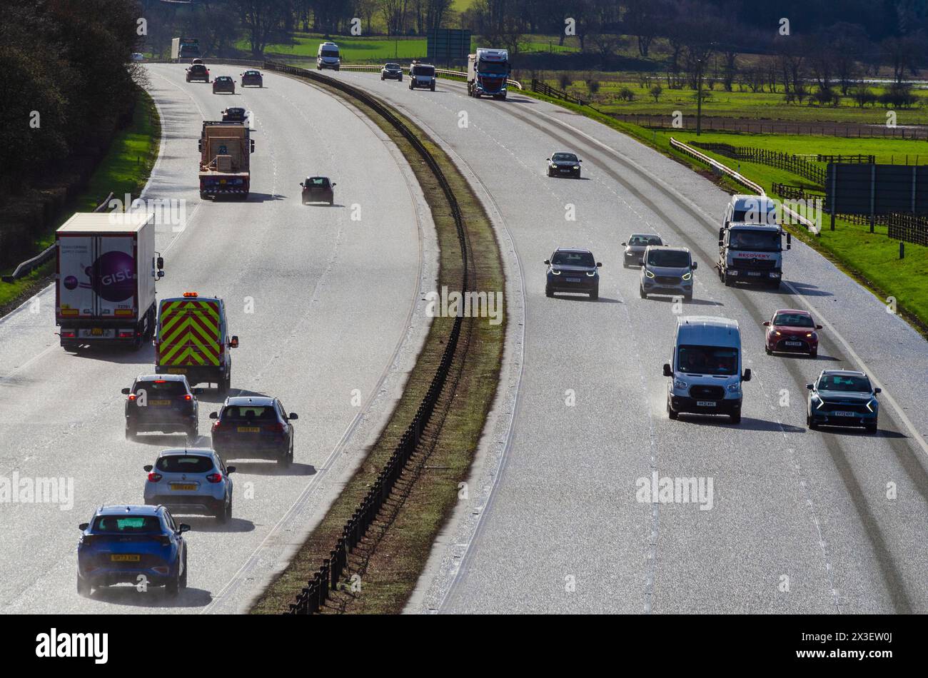 VICINO A MOFFAT, SCOZIA, Regno Unito - 16 gennaio 2024 - traffico sulla M74 vicino a Moffat, Scozia, Regno Unito. La M74 è l'estensione scozzese dell'autostrada M6 e continua Foto Stock