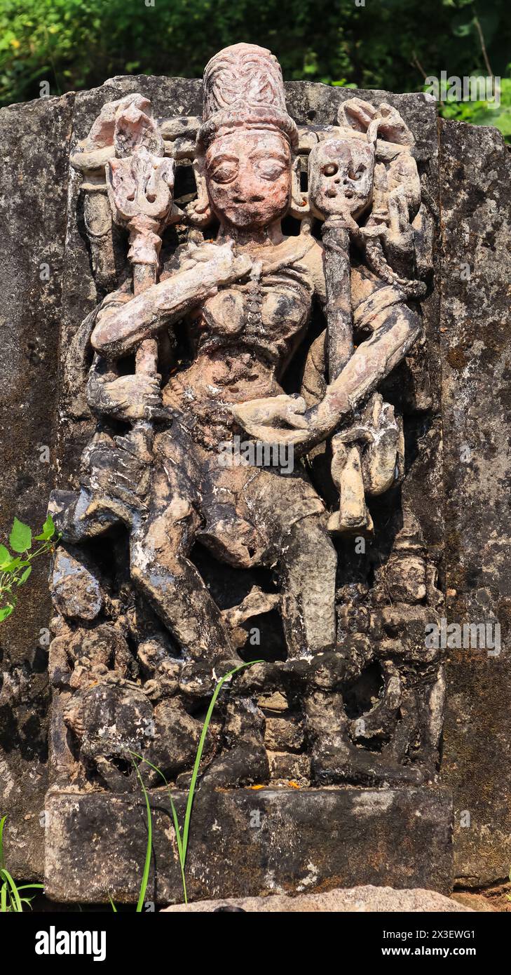 Scultura in rovina della dea Chamunda, statua del XV secolo, Polo Forest, Gujarat, India. Foto Stock