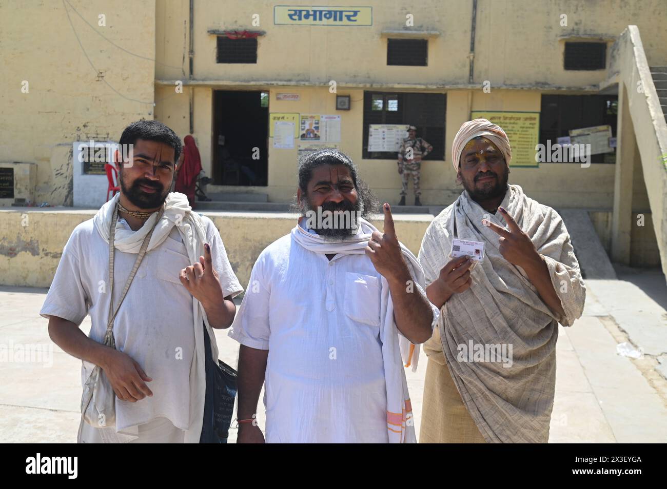 Vrindavan, Uttar Pradesh, India. 26 aprile 2024. Le persone mostrano le loro dita inchiodate dopo aver espresso il loro voto al seggio elettorale durante la seconda fase delle elezioni generali indiane nel distretto di Vrindavan, Uttar Pradesh, India, il 26 aprile 2024. (Credit Image: © Kabir Jhangiani/ZUMA Press Wire) SOLO PER USO EDITORIALE! Non per USO commerciale! Foto Stock