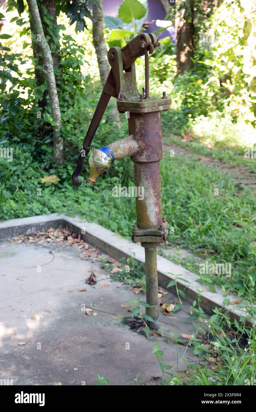 Un pozzo di tubi in un villaggio in Bangladesh. acqua fresca in casa. immagine per il concetto di giornata mondiale dell'acqua. Foto Stock