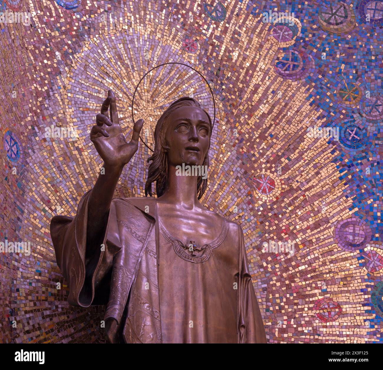 MILANO, ITALIA - 8 MARZO 2024: Il dettaglio della statua in bronzo di San Giovanni Evangelista nella chiesa di Santi quattro Evangelisti Foto Stock