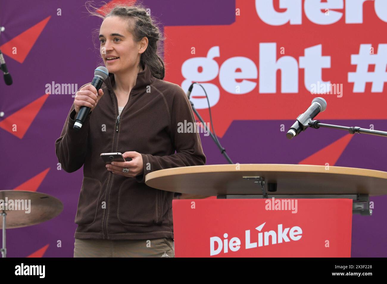 Berlino, Germania 26. Aprile 2024: Die Linke startet heiße Wahlkampfphase - 26.04.2024 IM Bild: Carola Rakete parteilose Kandidatin der Partei der Linken für das EU-Parlament *** Berlino, Germania 26 aprile 2024 il Partito della sinistra inizia la campagna elettorale calda fase 26 04 2024 nella foto Carola Rakete candidata non partitica del Partito della sinistra per il Parlamento europeo Copyright: xFotostandx/xReuhlx Foto Stock