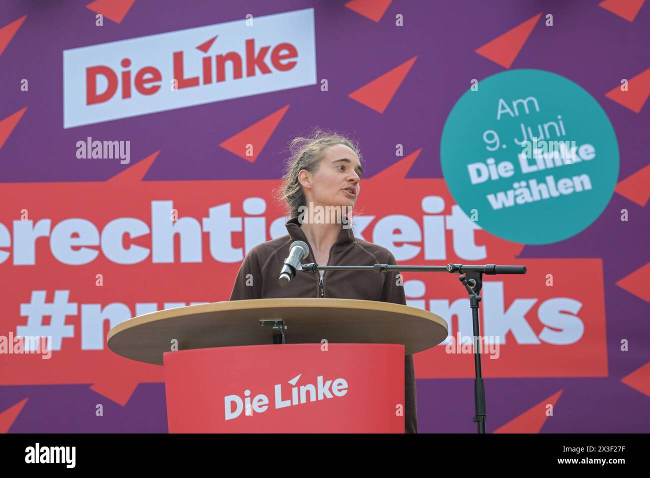 Berlino, Germania 26. Aprile 2024: Die Linke startet heiße Wahlkampfphase - 26.04.2024 IM Bild: Carola Rakete parteilose Kandidatin der Partei der Linken für das EU-Parlament *** Berlino, Germania 26 aprile 2024 il Partito della sinistra inizia la campagna elettorale calda fase 26 04 2024 nella foto Carola Rakete candidata non partitica del Partito della sinistra per il Parlamento europeo Copyright: xFotostandx/xReuhlx Foto Stock