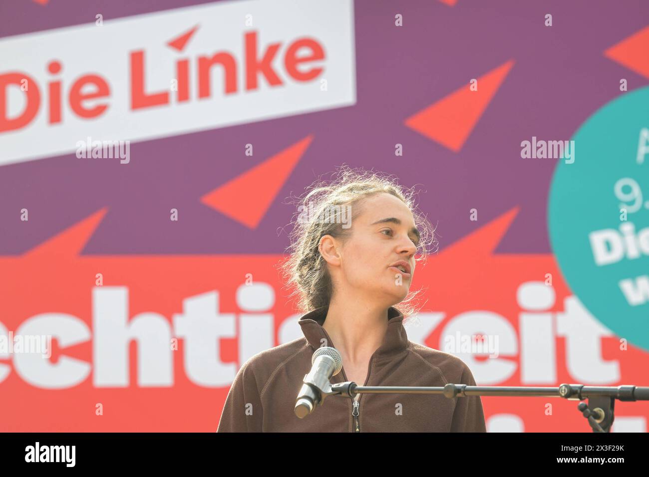 Berlino, Germania 26. Aprile 2024: Die Linke startet heiße Wahlkampfphase - 26.04.2024 IM Bild: Carola Rakete parteilose Kandidatin der Partei der Linken für das EU-Parlament *** Berlino, Germania 26 aprile 2024 il Partito della sinistra inizia la campagna elettorale calda fase 26 04 2024 nella foto Carola Rakete candidata non partitica del Partito della sinistra per il Parlamento europeo Copyright: xFotostandx/xReuhlx Foto Stock