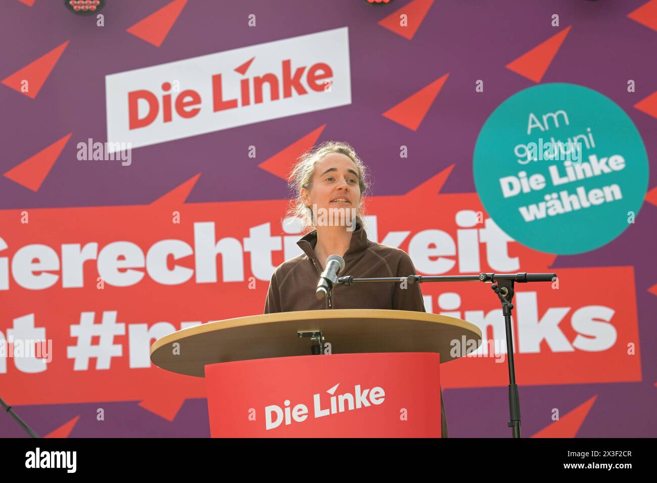 Berlino, Germania 26. Aprile 2024: Die Linke startet heiße Wahlkampfphase - 26.04.2024 IM Bild: Carola Rakete parteilose Kandidatin der Partei der Linken für das EU-Parlament *** Berlino, Germania 26 aprile 2024 il Partito della sinistra inizia la campagna elettorale calda fase 26 04 2024 nella foto Carola Rakete candidata non partitica del Partito della sinistra per il Parlamento europeo Copyright: xFotostandx/xReuhlx Foto Stock