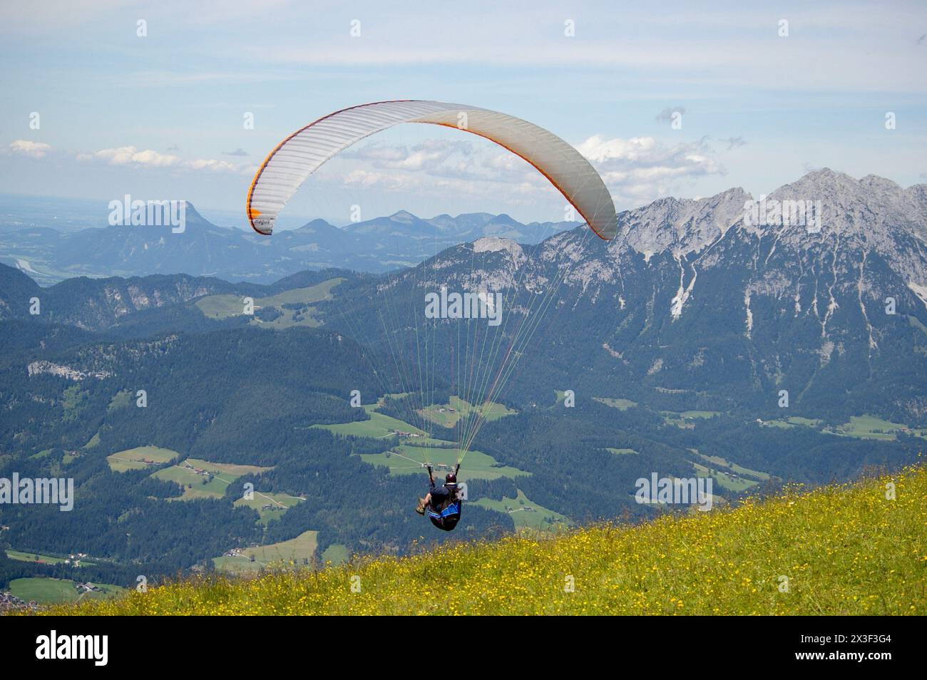 Parapendio con il paesaggio montano alle spalle. Foto Stock