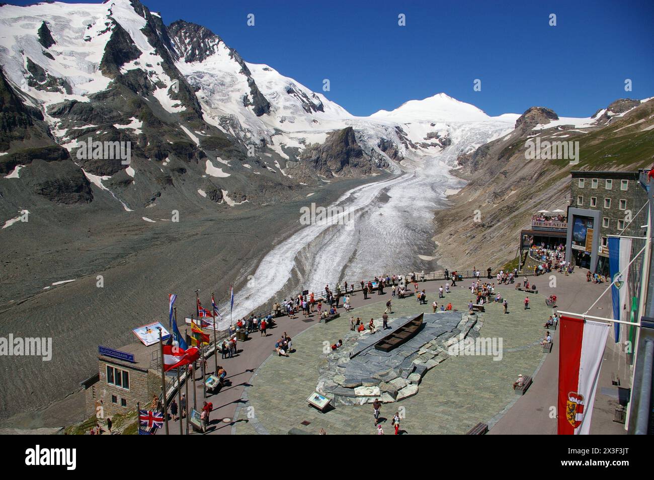 Vista sulle montagne dal centro visitatori Kaiser-Franz-Josefs-Höhe. Foto Stock