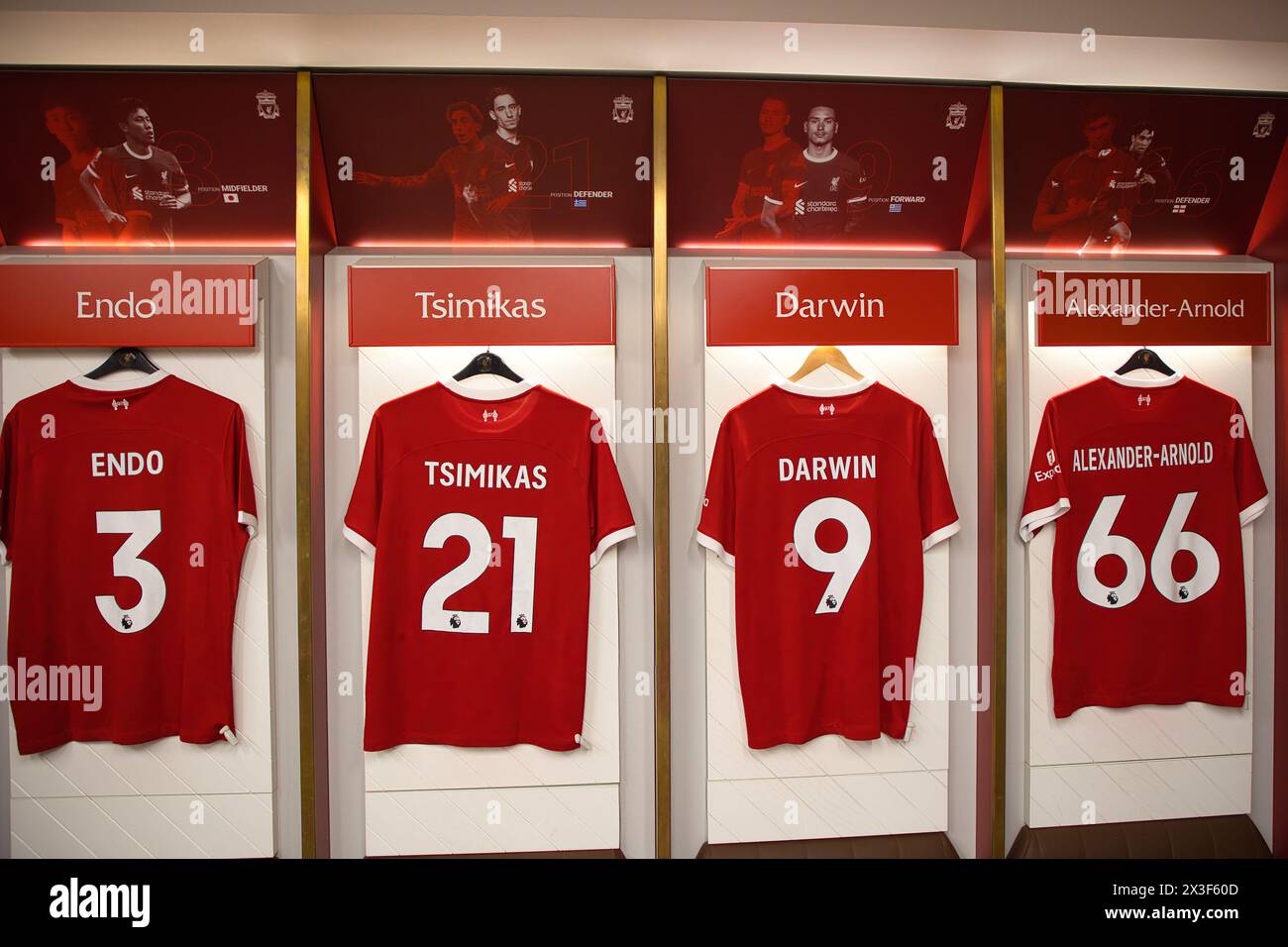 Inghilterra, Liverpool - 29 dicembre 2023: Maglie del Liverpool FC per Wataru Endo, Kostas Tsimikas, Darwin Nunez e Trent Alexander-Arnold. Foto Stock