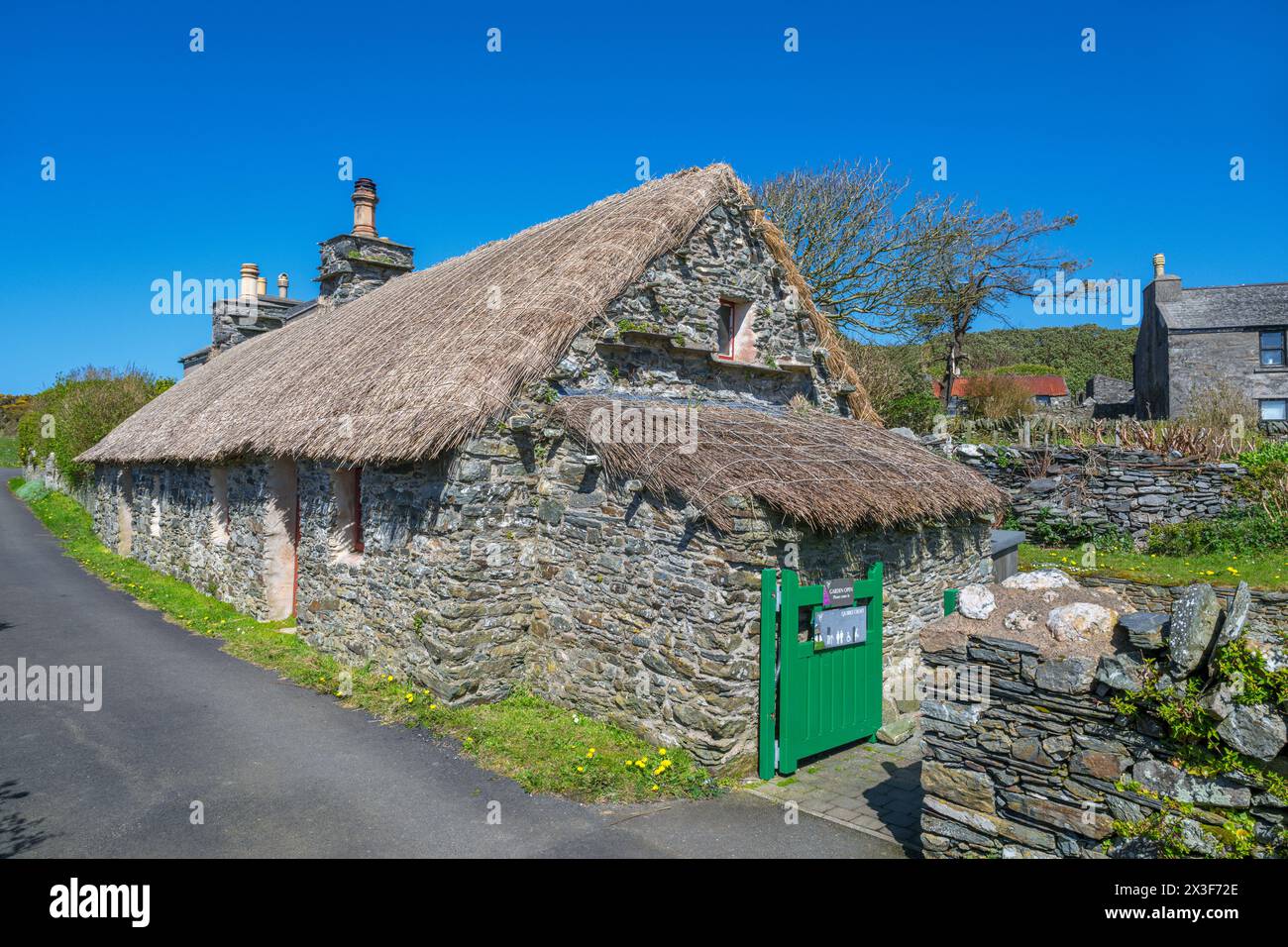 Quirks Croft, un cottage con tetto di paglia nello storico villaggio di Craigneash, Isola di Man, Inghilterra, Regno Unito Foto Stock