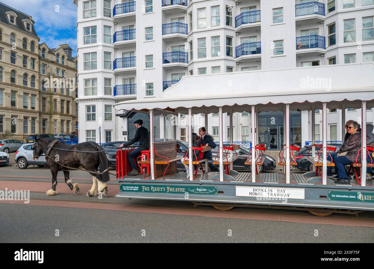 Tram trainato da cavalli sul lungomare di Douglas, Isola di Man, Inghilterra, Regno Unito Foto Stock