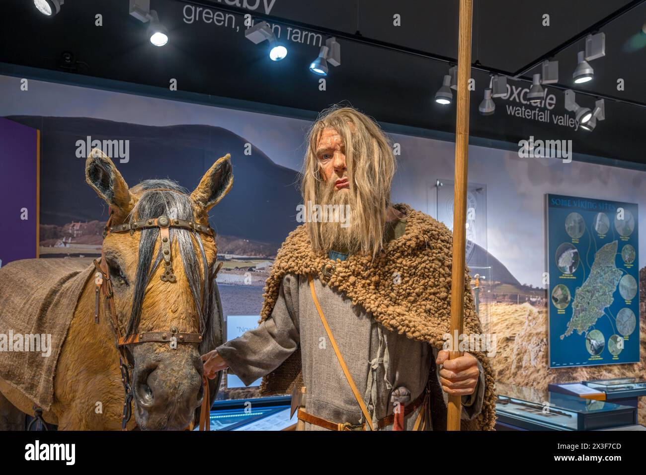 Figura di un vichingo e del suo cavallo, Manx Museum, Douglas, Isola di Man, Inghilterra, REGNO UNITO Foto Stock