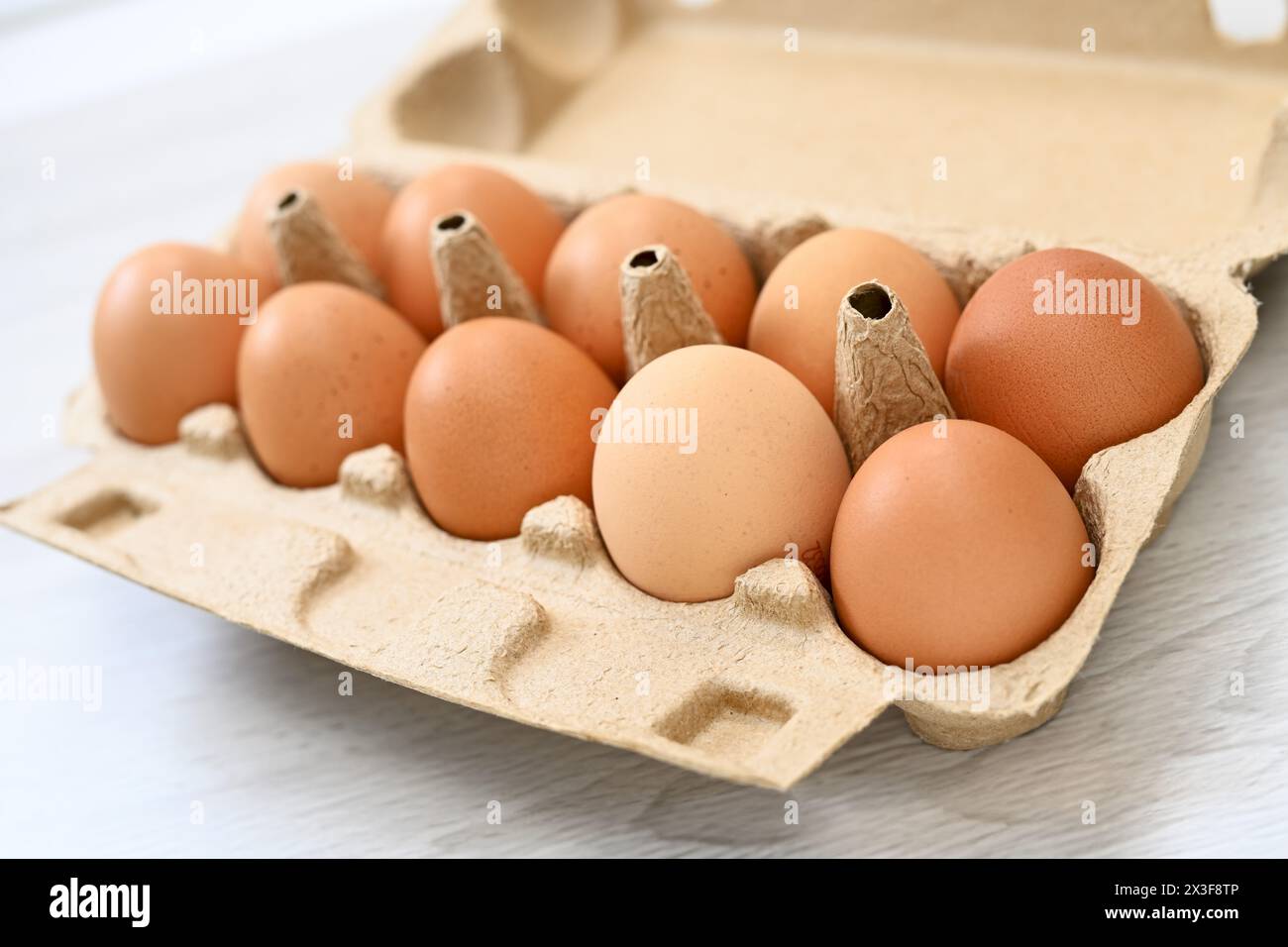 Le uova di Brown Hen Foto Stock