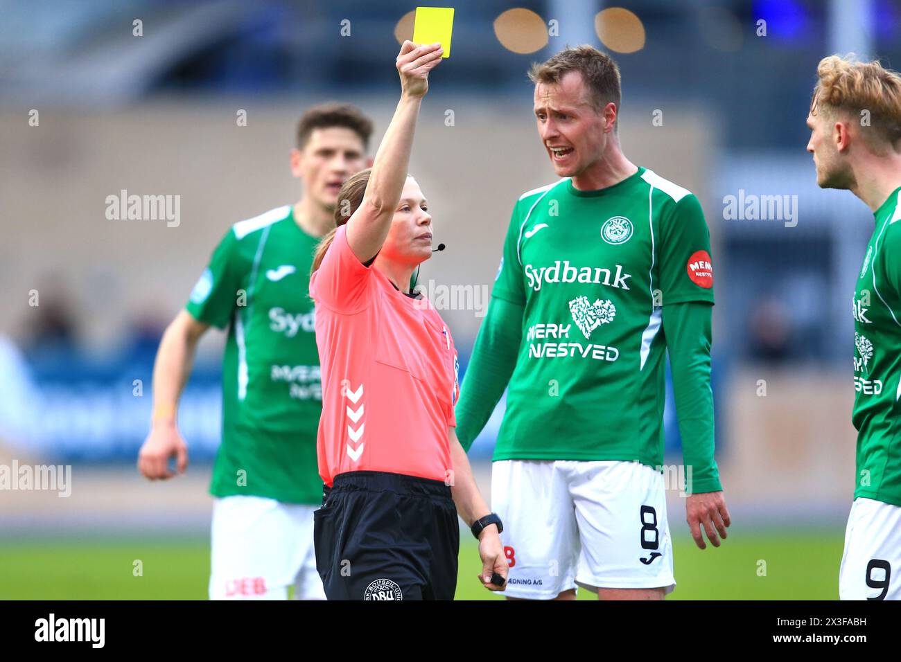 Copenaghen, Danimarca. 19 aprile 2024. L'arbitro Frida mia Klarlund ha visto durante il NordicBet Liga match tra B.93 e Naestved BK a Vanlose Idrætspark a Copenaghen. (Credito fotografico: Gonzales Photo - Christian Midtgaard). Foto Stock