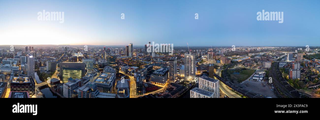 Catturando un ampio skyline urbano al crepuscolo, l'immagine mostra una magnifica gamma di nuvole sulla città Foto Stock