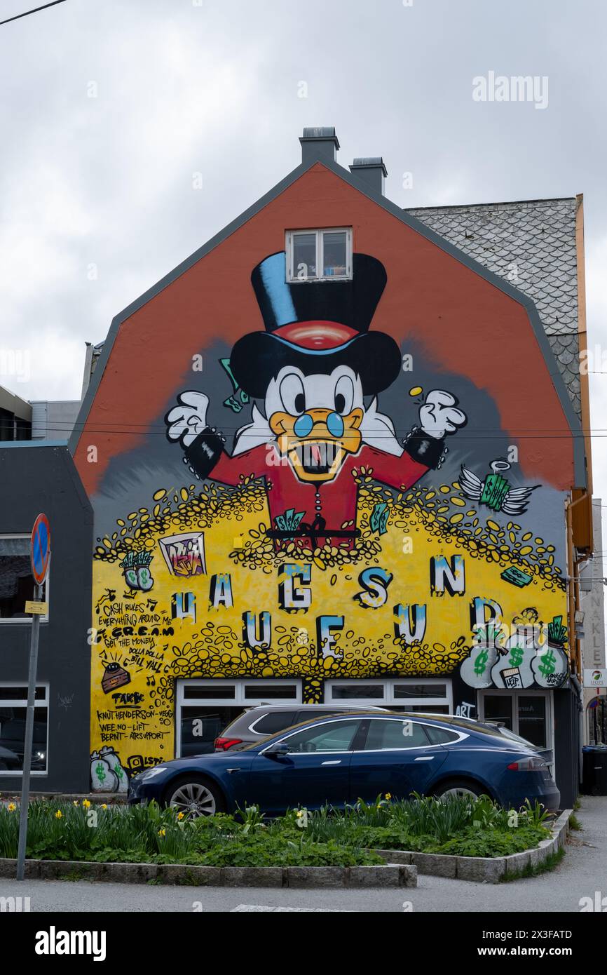 Scrooge McDuck murale su un lato di un edificio a Haugesund, Norvegia Foto Stock