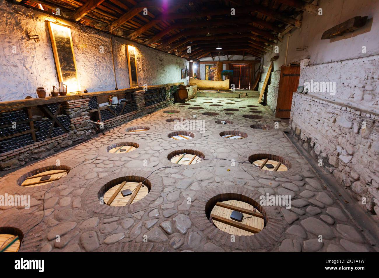 Kvareli, Georgia - 03 settembre 2021: Cantina della Kindzmarauli Corporation con vasetti kvevri a Kvareli, Kakheti. Kakheti è una regione della Geo orientale Foto Stock