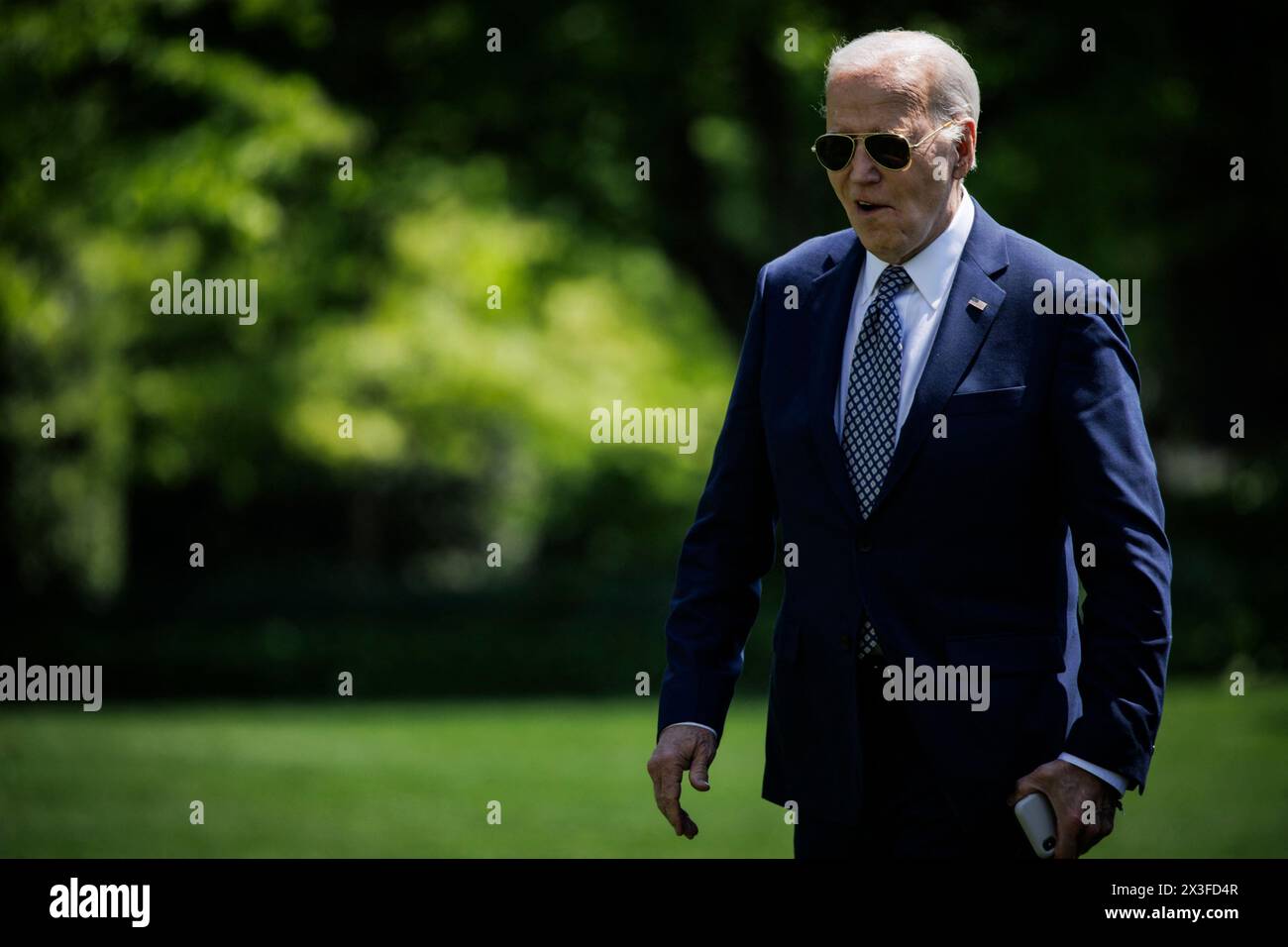 Washington, Stati Uniti. 26 aprile 2024. Il presidente Joe Biden attraversa il South Lawn fino alla Casa Bianca il 26 aprile 2024 a Washington, DC. Il presidente Biden ha detto che e' disposto a discutere dell'ex presidente Donald Trump, che e' il presunto candidato presidenziale repubblicano, durante un'intervista con Howard Stern questa mattina. (Foto di Samuel Corum/Pool/ABACAPRESS.COM) credito: Abaca Press/Alamy Live News Foto Stock