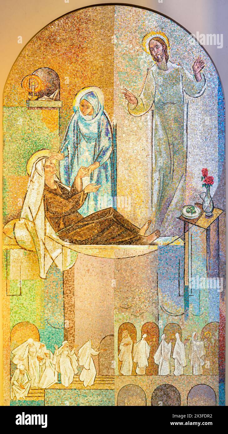 MILANO, ITALIA - 4 MARZO 2024: Il mosaico di San Rita nella chiesa di Santa Rita da Cascia progettata da Pater P.Leo Coppens Foto Stock