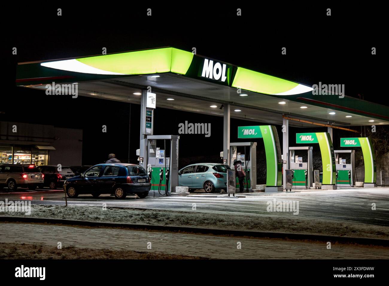 OSTRAVA, REPUBBLICA CECA - 16 GENNAIO 2018: Stazione di servizio MOL durante la notte a Ostrava, repubblica Ceca. L'azienda ha sostituito le stazioni di servizio Agip Foto Stock