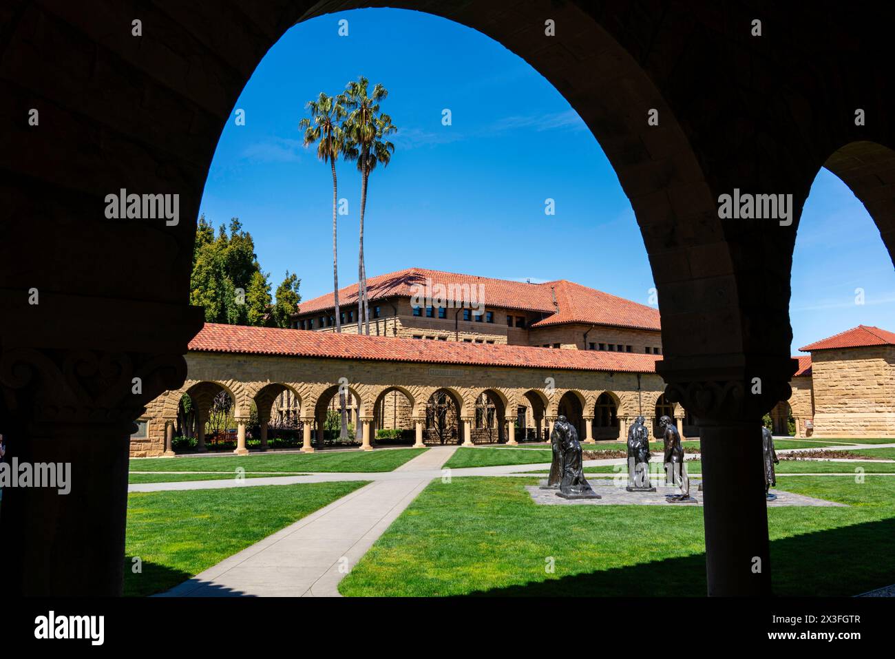 Foto del Memorial Courtyard sulla John Leland Junior Stanford University in una splendida giornata di primavera. Foto Stock