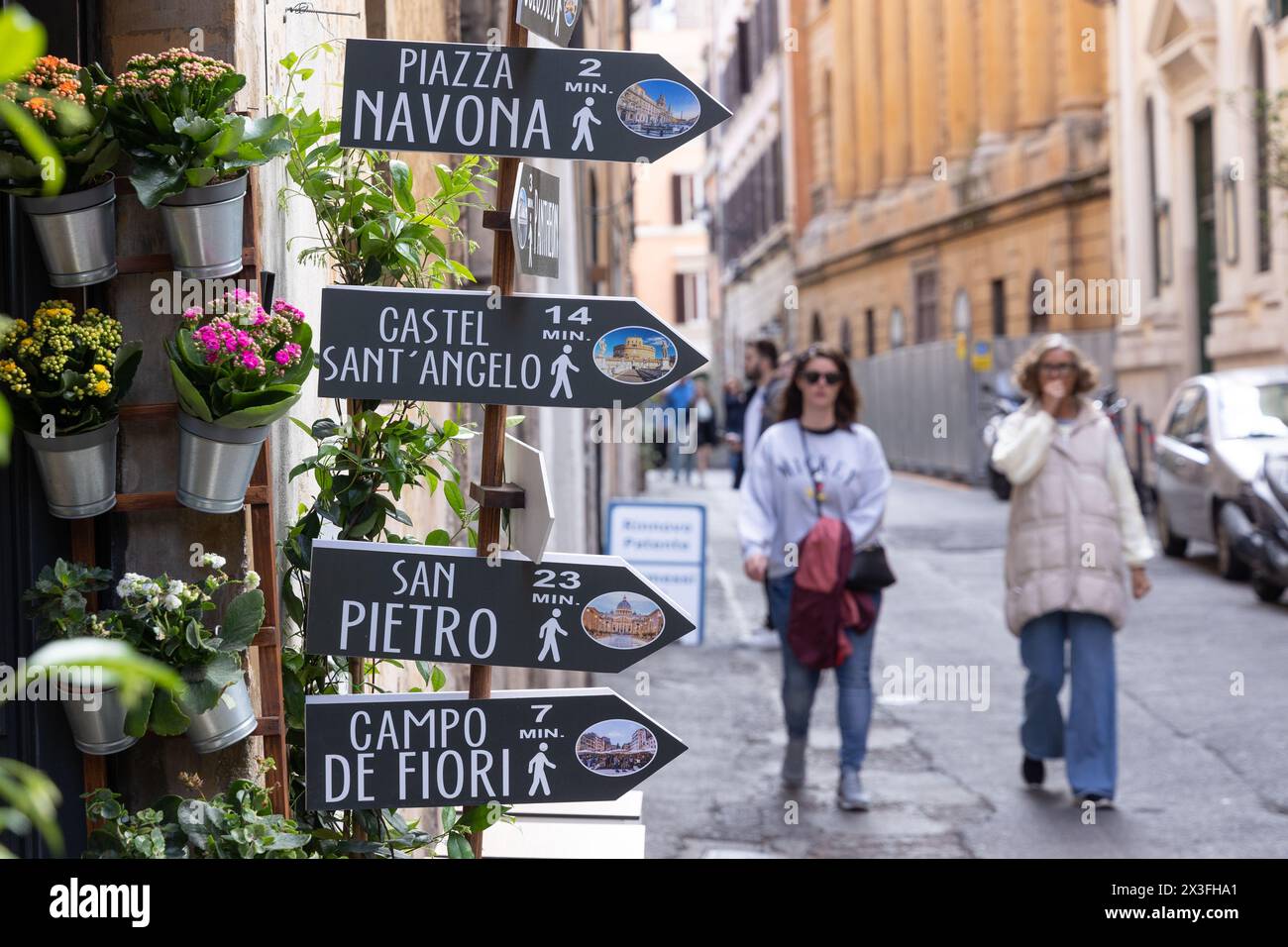 Roma, Italia. 26 aprile 2024. Segnaletica con le distanze per raggiungere alcuni luoghi di Roma (foto di Matteo Nardone/Pacific Press/Sipa USA) credito: SIPA USA/Alamy Live News Foto Stock