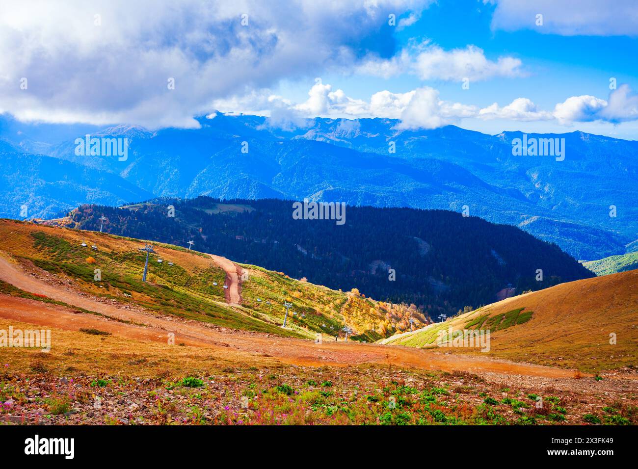 Vista panoramica delle montagne del Caucaso dal punto di vista di Rose Peak. Rosa Peak e Roza Khutor sono stazioni sciistiche nelle vicinanze di Krasnaya Polyana in SOCH Foto Stock