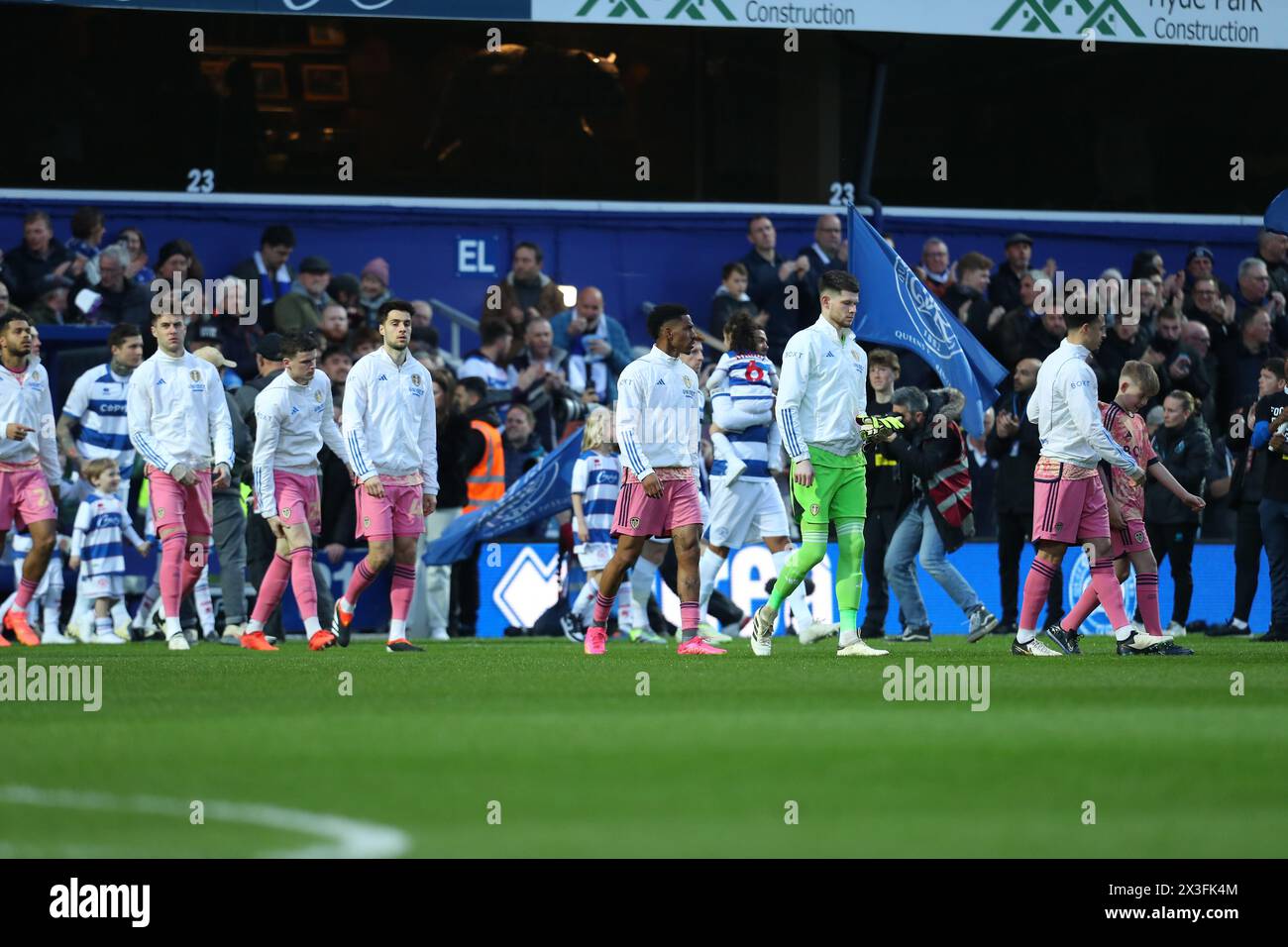 26 aprile 2024; Loftus Road Stadium, Shepherds Bush, West London, Inghilterra; EFL Championship Football, Queens Park Rangers contro Leeds United; i giocatori appaiono per la partita. Foto Stock