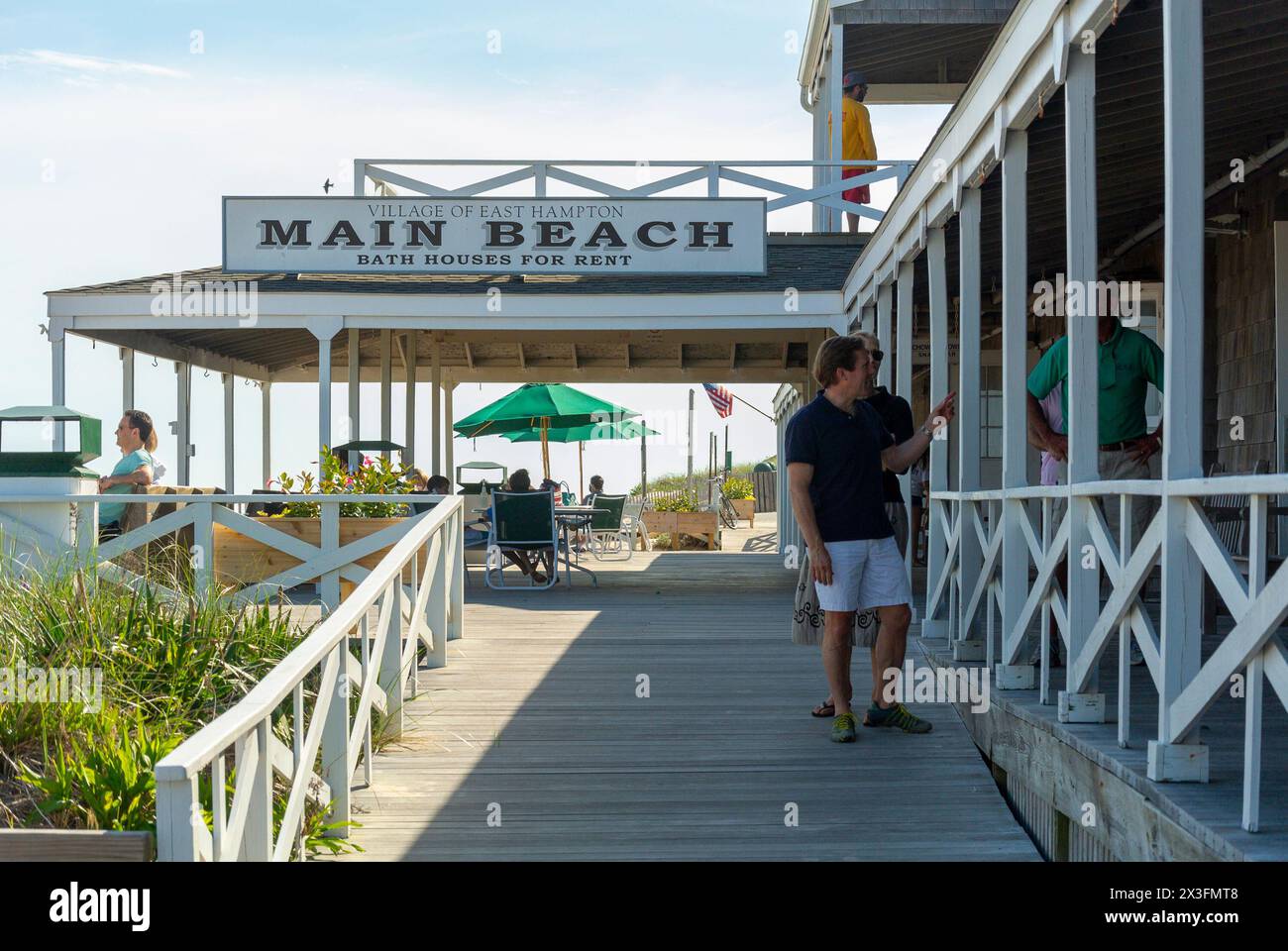 East Hampton, New York, Stati Uniti, persone, uomo che cammina, Boardwalk, durante le vacanze estive, cartello "Main Beach », scena sull'Oceano atlantico americano, Scenic, Foto Stock