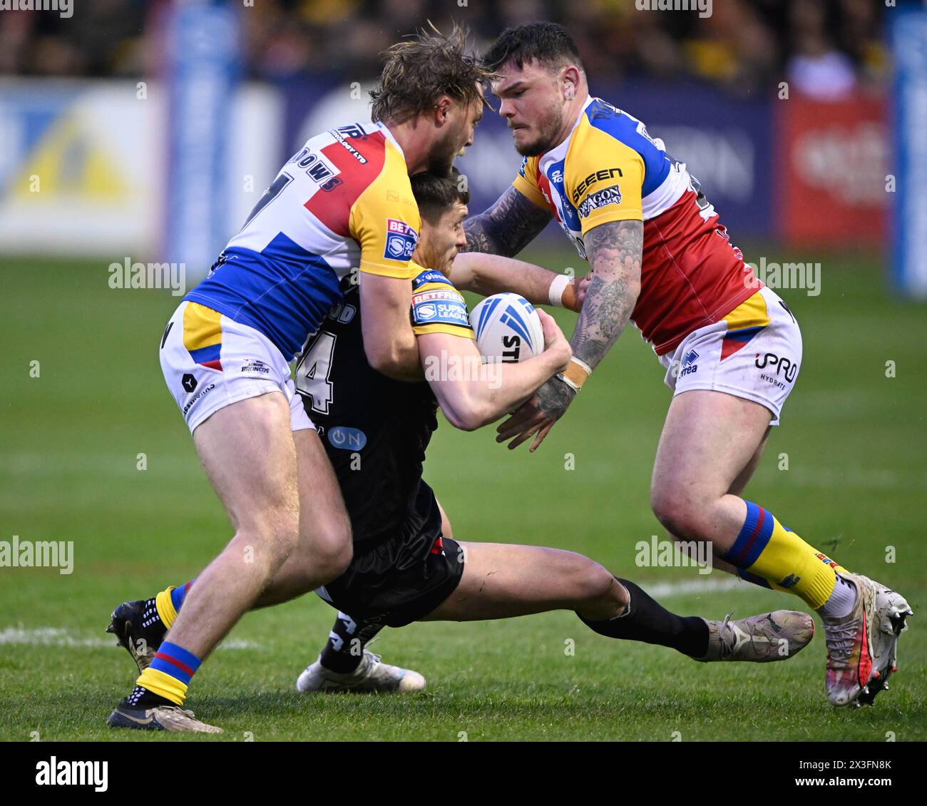 Sam Wood dei Castleford Tigers viene affrontato da Robbie Storey dei London Broncos e James Meadows dei London Broncos durante il Betfred Super League Round 9 Match Castleford Tigers vs London Broncos al MEND-A-hose Jungle, Castleford, Regno Unito, 26 aprile 2024 (foto di Craig Cresswell/News Images) Foto Stock