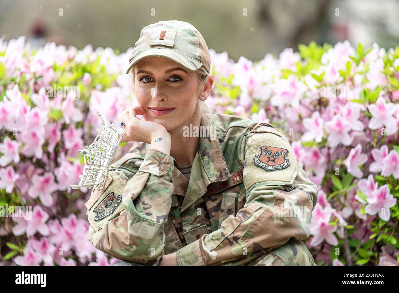 New Orleans, Stati Uniti d'America. 21 marzo 2024. U.S Air Force 2nd tenente Madison Marsh, incoronata Miss America 2024, posa nella sua uniforme da battaglia, 21 marzo 2024, a New Orleans, Louisiana. Marsh, una ventiduenne laureata della U.S. Air Force Academy, è il primo ufficiale militare in servizio attivo a detenere la corona come Miss America. Crediti: Miriam Thurber/foto dell'aeronautica statunitense/Alamy Live News Foto Stock