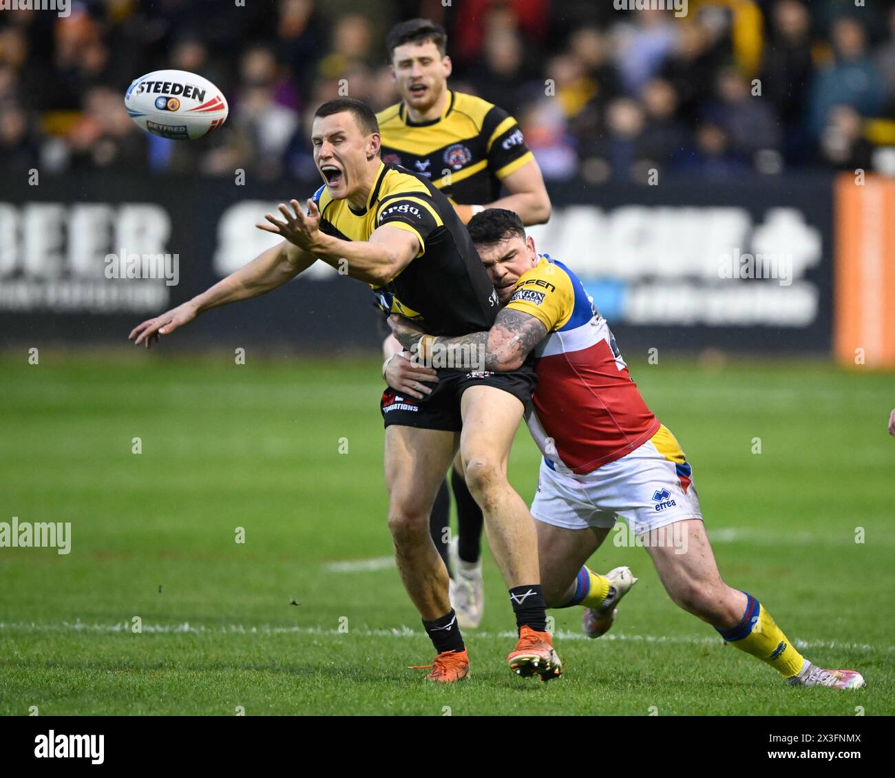Innes Senior dei Castleford Tigers viene affrontato da Robbie Storey dei London Broncos e colpisce durante il Betfred Super League Round 9 Match Castleford Tigers vs London Broncos al MEND-A-Hose Jungle, Castleford, Regno Unito, 26 aprile 2024 (foto di Craig Cresswell/News Images) Foto Stock