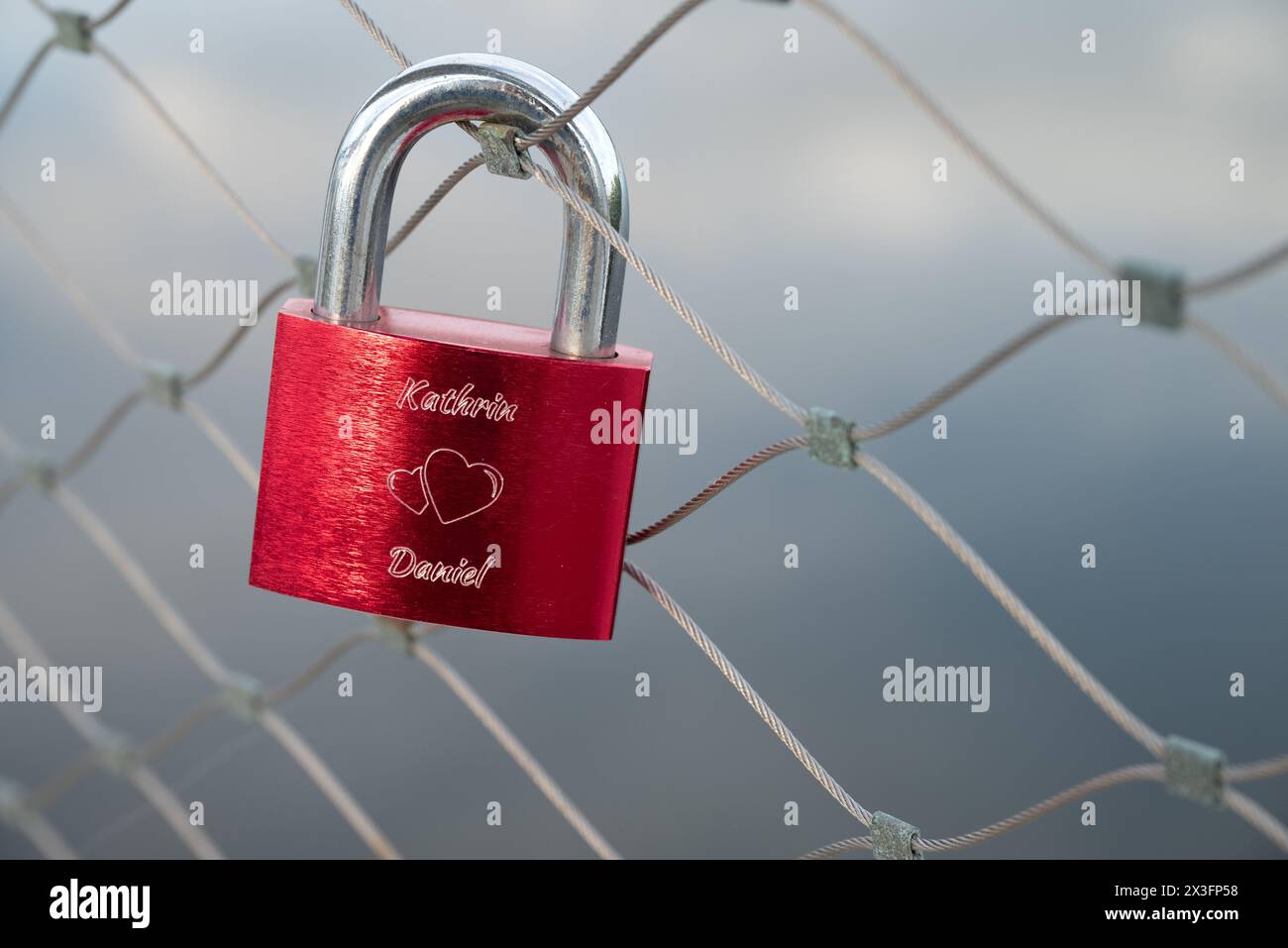 Love Lock su una recinzione, ringhiera sopra il Danubio con nomi Daniel e Kathrin a Deggendorf, Baviera, Germania Foto Stock